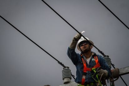 Un trabajador de la CFE revisa la red eléctrica en Ciudad de México.