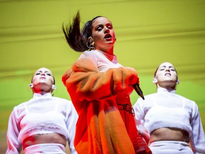 Rosalía, durante su actuación en el escenario del NOS Primavera Sound Festival, en Oporto (Portugal).