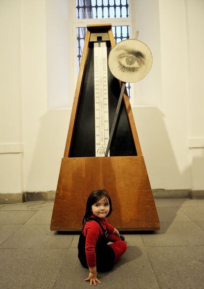 <i>Objeto indestructible</i> de Man Ray, expuesto en el Reina Sofía de Madrid, es una de las obras que Olga Ovejero, responsable de educación del museo, recomienda ver con niños: el metrónomo tiene un ojo en el extremo de la varilla que, debido a un efecto óptico, se abre y se cierra con la oscilación.