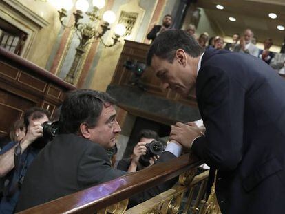 Pedro Sánchez saluda a Aitor Esteban tras ganar la votación de la moción de censura.