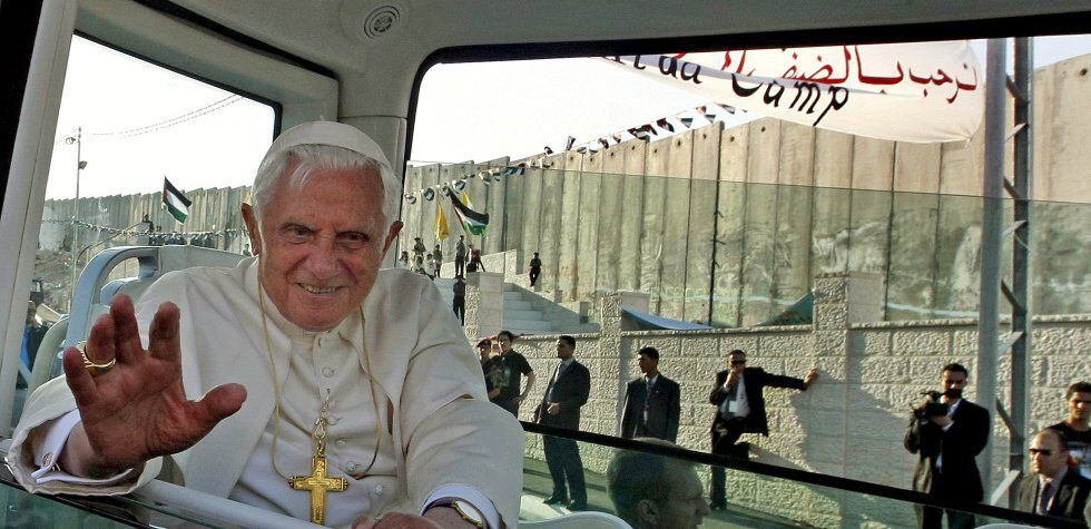 Benedicto XVI pasa junto al muro que separa Israel y Cisjordania, en su visita al campo de refugiados de Aida, cerca de Belén, el 13 de mayo de 2009. El Papa condenó la política de Israel contra los palestinos. 