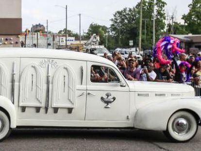 El funeral congrega en la ciudad que la vio crecer como artista a miles de personas y personalidades como Bill Clinton o Stevie Wonder