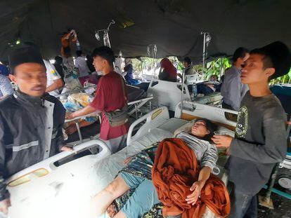 Heridos, en un campamento médico, a causa de un terremoto de magnitud 5,6 en Cianjur, Indonesia, este lunes.