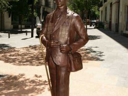 Estatua del vendedor La ONCE en el barrio de Las Letras.