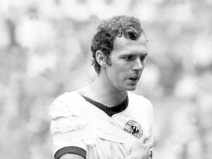 Beckenbauer, con el brazo en cabestrillo ante Italia.