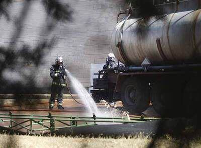 Un bombero trata de mitigar los efectos de la reacción química en la depuradora de Tres Cantos.