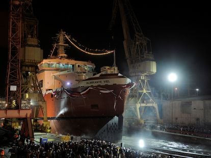 El nuevo rompehielos de la Armada de Chile 'Almirante Viel', el más grande de América del Sur, se lanza al mar en Talcahuano (Chile), el 22 de diciembre de 2022.