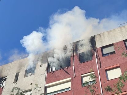 Aspecto del edificio incendiado en Badalona este miércoles.