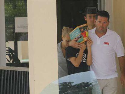 Antonio Hernández sale del cuartel de Torre Pacheco con su hijo.