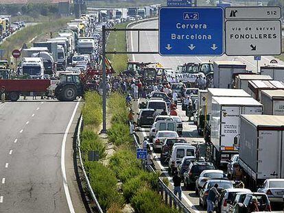 Corte de la carretera A-2 en Fonolleres (Lleida) por la protesta de agricultores.