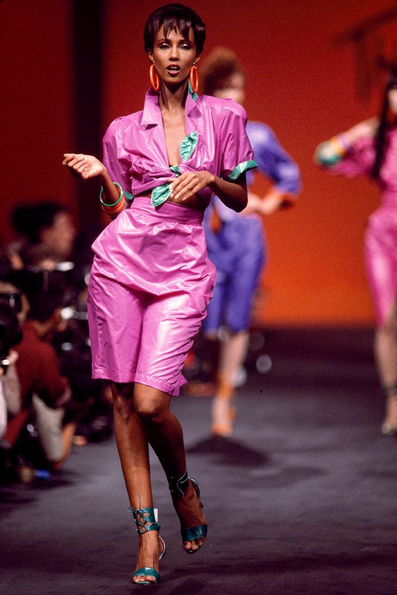 La africana fue una de las caras más perseguidas de la industria de la moda. Aquí, desfilando en París para Thierry Mugler en 1984.