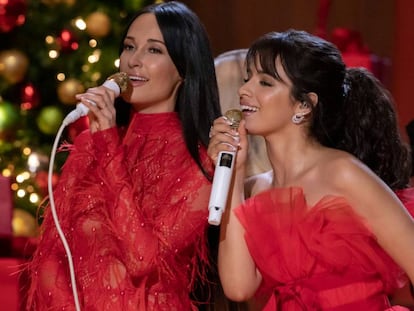 Las cantantes Kacey Musgraves y Camila Cabello, en el especial navideño de Amazon Prime Video.