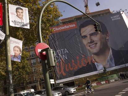 Carteles y banderolas electorales en Madrid durante la campa&ntilde;a de los comicios de diciembre. 