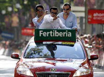 Rajoy, en el coche oficial de la Vuelta a su llegada a meta