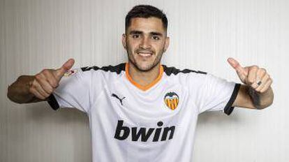 Maxi Gómez posa con la camiseta del Valencia.