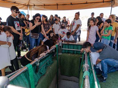 Familiares y amigos de Gustavo Pérez, uno de los jóvenes asesinados por militaresn en Nuevo Laredo, en su funeral, el pasado 1 de marzo.