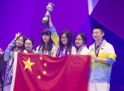 China, campeona olímpica, con la campeona del mundo, Yifán Hou levantando el trofeo