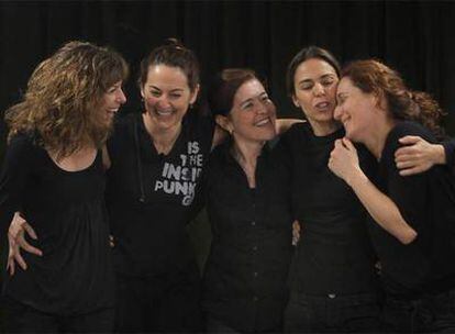 De izquierda a derecha, Paloma Gómez, Cuca Escribano, María Pujalte, Blanca Oteyza y Miriam Montilla, en un ensayo de <i>Gatas.</i>
