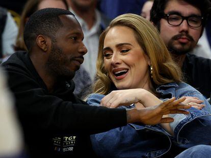 La cantante Adele y el agente deportivo Rich Paul en un partido de los 2022 NBA Playoffs en San Francisco.