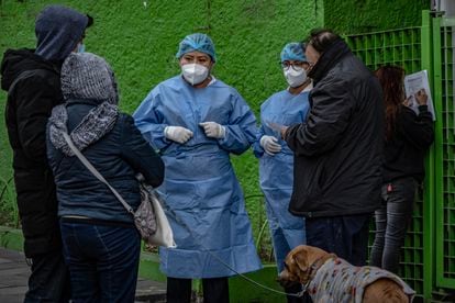 Una familia solicita información sobre la vacuna Abdala en un centro de salud de la Alcaldía Cuahtémoc, en Ciudad de México. 