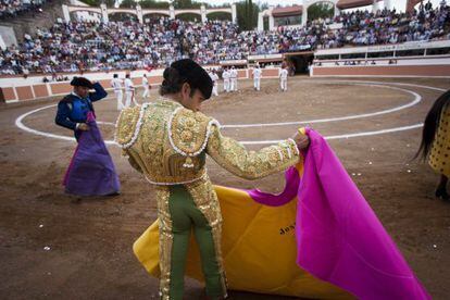 Tomás, vestido de verde olivo y oro, en Juriquilla.