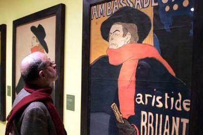 Un visitante frente a las obras de cartelismo moderno que conforman la exposición de Henri Toulouse-Lautrec.