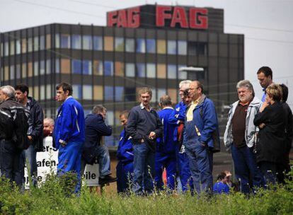 Miembros del sindicato de trabajadores del metal de Alemania, frente al edificio de la factoría FAG, en Schweinfurt.