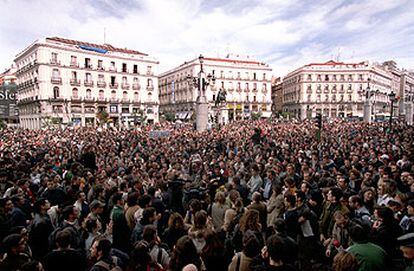 Manifestación espontánea, ayer por la tarde, en la Puerta del Sol de  Madrid, en repulsa contra los atentados.