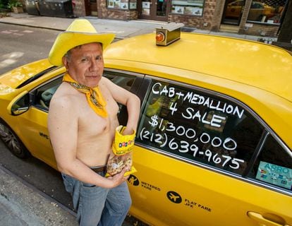 Una de las imágenes del calendario sexy de taxistas de Nueva York de 2019.