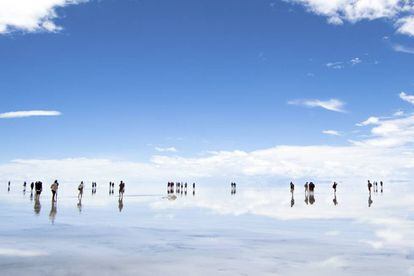 Visitantes en el salar de Uyuni (Bolivia).