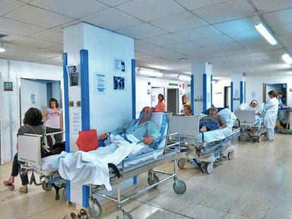 Pasillos de urgencias colapsados, el año pasado, en el hospital de Bellvitge de Barcelona.