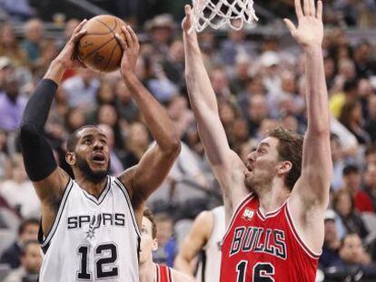 Pau Gasol, en un partido de la temporada pasada ante su nuevo equipo, los San Antonio Spurs.