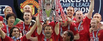 Giggs alza la copa que acredita al Manchester como campeón en presencia de sus compañeros.