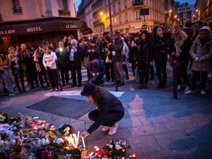 Muestras de condolencia con los fallecidos en los atentados de París.