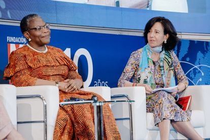 La exministra de Educación de Nigeria, Obiageli Ezekwesili (i) y la presidenta del Grupo Santander, Ana Botín (d), en la cumbre 'Los puentes de las mujeres', en la UNED, a 19 de mayo de 2022, en Madrid (España).  