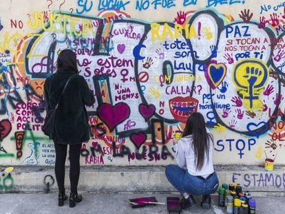 Dos alumnas del máster donde estudió Laura Luelmo dibujan en el mural pintado en Valencia para recordarla. En vídeo, declaraciones de una de sus profesoras y el mural