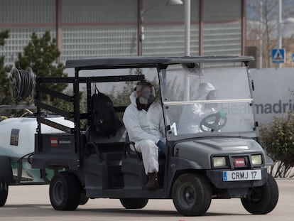 Operarios en la Ciudad deportiva del Real Madrid.