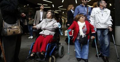 Víctimas de la talidomida a su llegada al juicio, que se celebra hoy en Madrid.