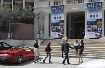 Visitantes junto a la entrada del "Marbella International Property Show (MIPS)", la feria inmobiliaria y de inversiones de la Costa del Sol que se celebra hasta el viernes en el Hotel Villa Padierna de Benahavís (Málaga), con el objetivo de dar salida a las viviendas deshabitadas de la zona y dinamizar el mercado inmobiliario. ALF