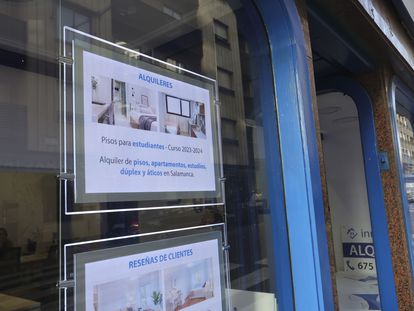 Vista de anuncios de alquiler de viviendas en el cristal de una inmobiliaria en Salamanca.