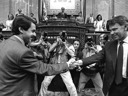 Aznar (i) estrecha la mano del presidente del Gobierno Felipe González, al término del pleno de investidura de González como presidente del Gobierno.