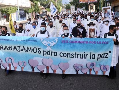Asistentes a la Caminata por la paz, este sábado en Cuernavaca.