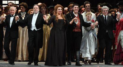 El reparto de Andrea Chénier, con el director Riccardo Chailly (segundo por la izquierda) y Anna Netrebko (en el centro).