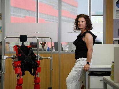 Elena García Armada, premio Inventor Europeo 2022, posando en su empresa de exoesqueletos de Marsi Bionics.