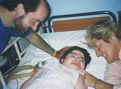 Eugenia Pilar, en su cama de la UCI del hospital vizcaíno de Cruces, con sus padres