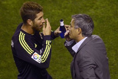 Sergio Ramos y Mourinho hablan durante el partido ante el Rayo