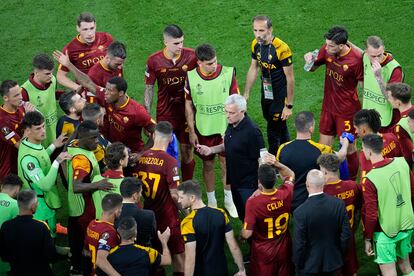 Jose Mourinho da instrucciones a sus jugadores antes de comenzar la prórroga.