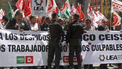 Varios efectivos de la policía ante una manifestación llevada a cabo para rechazar los 1.320 despidos que planeaba el Banco Ceiss. EFE/Archivo.