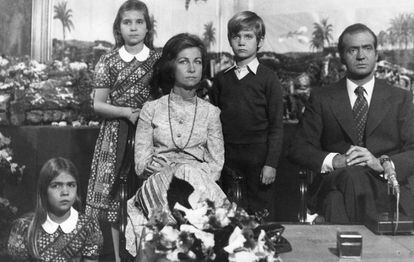 El rei Joan Carles va comparèixer amb la família al complet en el seu primer discurs de Nadal el 1975, després de la mort del dictador Franco.