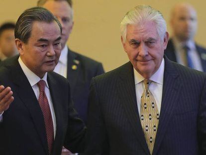 El ministro de Exteriores chino, Wang Yi (izquierda), y el secretario de Estado de EEUU, Rex Tillerson, en Pekín este sábado.